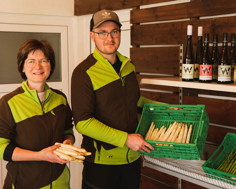 Manuela und Max Scharkowski vom Spargelhof Kalkwitz zeigen Bio-Spargel ohne Plastikfolie angebaut