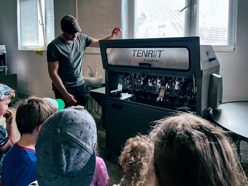 Max Scharkowski an der Spargelschaelmaschine im Spargelhof Kalkwitz